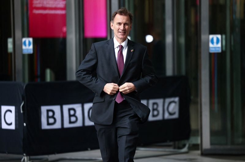 &copy; Reuters. FILE PHOTO: British Chancellor of the Exchequer Jeremy Hunt leaves the BBC headquarters in London, Britain, November 18, 2022. REUTERS/Henry Nicholls