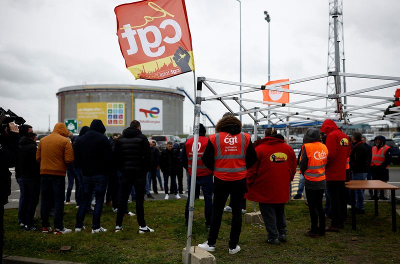&copy; Reuters. عمال فرنسيون في قطاع الطاقة يضربون احتجاجا على خطة الحكومة لإجراء تعديلات على نظام التقاعد أمام مصفاة نفط عملاقة لشركة توتال إنرجيز بالقرب 