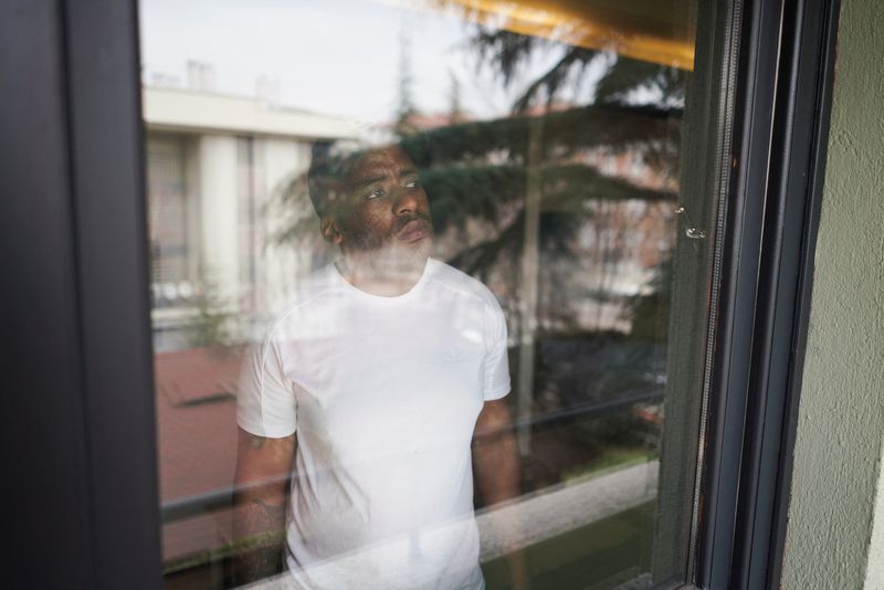 &copy; Reuters. رجل يدعى سيابونجا توالا يبلغ من العمر 34 عاما ويحمل جنسية جنوب أفريقيا ينظر من غرفته في فندق بأنقرة يوم السبت. صورة لرويترز من توناهان تورهان.