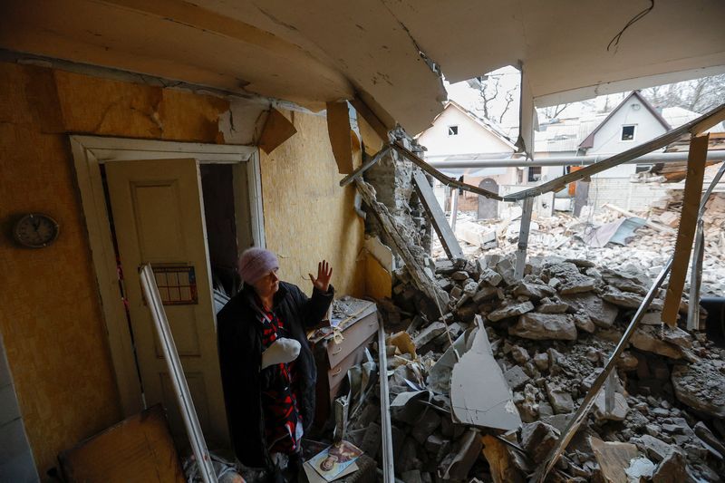 &copy; Reuters. A residente local Svetlana Boiko, 66, que foi ferida em um bombardeio recente, do lado de fora de sua casa destruída durante o conflito Rússia-Ucrânia em Donetsk, Ucrânia
12/03/2023
REUTERS/Alexander Ermochenko