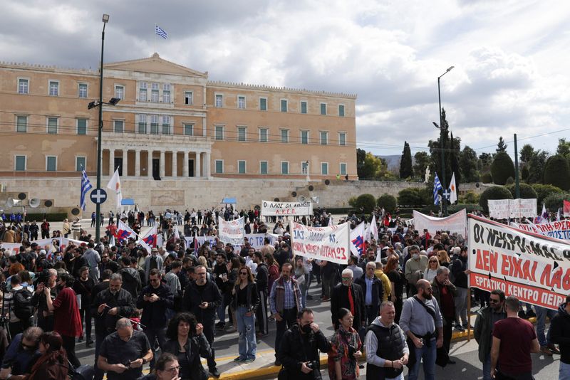 © Reuters. Protesters take part in a demonstration, after a crash in which two trains collided near the Greek city of Larissa, in front of the parliament building in Athens, Greece, March 12, 2023. REUTERS/Louiza Vradi