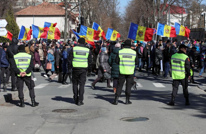 &copy; Reuters. Moldovan law enforcement officers stand guard during an anti-government protest against the recent countrywide increase of power rates and prices, which is organised by opposition political movements including the Russia-friendly party Shor, in Chisinau, 