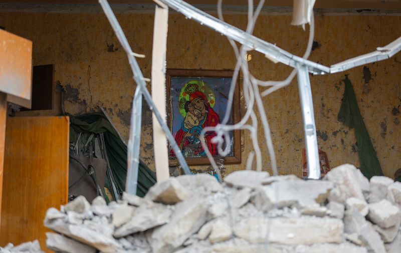 © Reuters. A view shows an icon knit inside a house destroyed in recent shelling in the course of Russia-Ukraine conflict in Donetsk, Russian-controlled Ukraine, March 12, 2023. REUTERS/Alexander Ermochenko