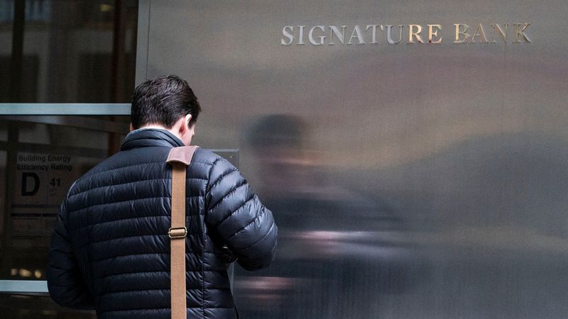 &copy; Reuters. 　米ニューヨーク州金融サービス局は３月１２日、ニューヨークを拠点とするシグネチャーバンクを閉鎖したと発表した。ニューヨークの本店で同日撮影（２０２３年　ロイター//Eduardo Munoz