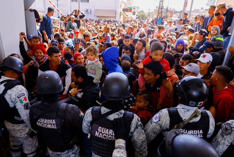 &copy; Reuters. Migrants, mostly from Venezuela, try to cross the barrier of the Mexican army, to enter the Paso del Norte international bridge, during a protest to request asylum in the United States, seen from Ciudad Juarez, Mexico, March 12, 2023. REUTERS/Jose Luis Go