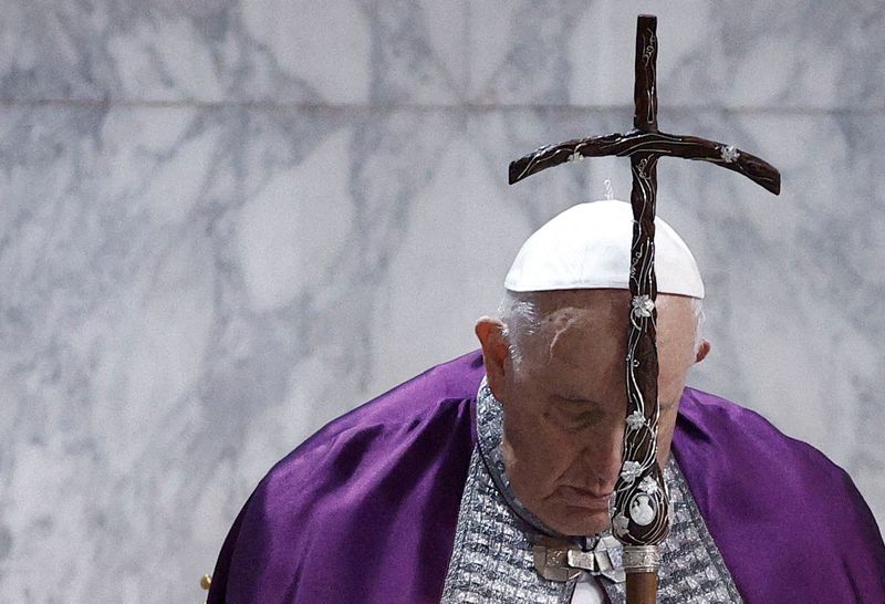 &copy; Reuters. FILE PHOTO: Pope Francis attends the Ash Wednesday mass at the Santa Sabina Basilica in Rome, Italy, February 22, 2023. REUTERS/Guglielmo Mangiapane/File Photo