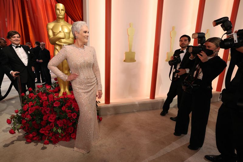&copy; Reuters. Jamie Lee Curtis poses on the champagne-colored red carpet during the Oscars arrivals at the 95th Academy Awards in Hollywood, Los Angeles, California, U.S., March 12, 2023. REUTERS/Mario Anzuoni