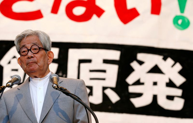 &copy; Reuters. FILE PHOTO: Japanese Nobel literature prize winner Kenzaburo Oe makes a speech at a rally against a possible restart of nuclear reactors in Tokyo, Japan June 6, 2012. REUTERS/Kim Kyung-Hoon/File Photo