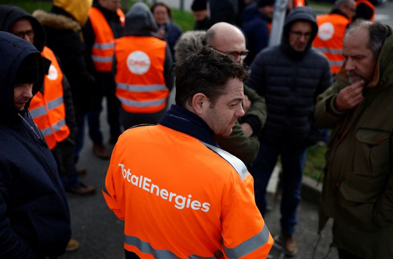 &copy; Reuters. Des travailleurs français du secteur énergétique en grève devant la raffinerie de TotalEnergies à Donges. /Photo prise le 10 mars 2023/REUTERS/Stéphane Mahé
