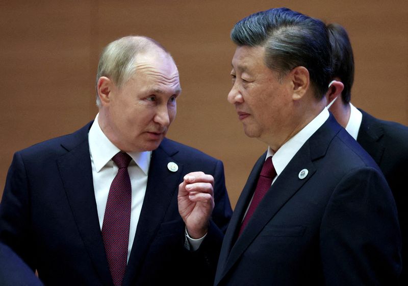 &copy; Reuters. FILE PHOTO: Russian President Vladimir Putin speaks with Chinese President Xi Jinping before an extended-format meeting of heads of the Shanghai Cooperation Organization summit (SCO) member states in Samarkand, Uzbekistan September 16, 2022. Sputnik/Serge