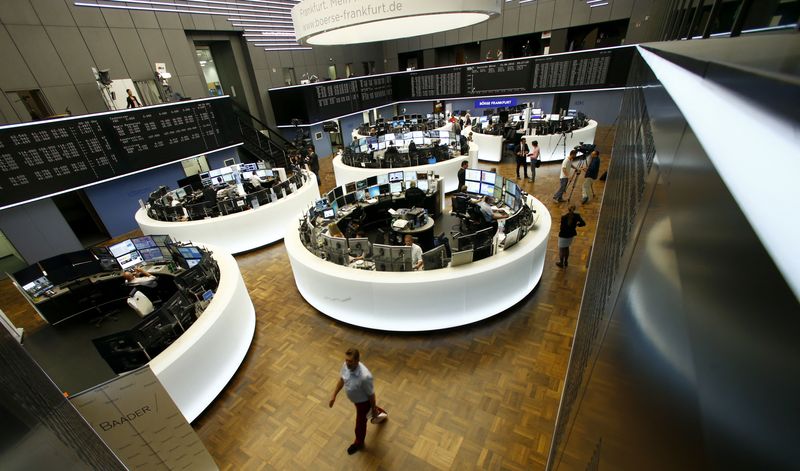 &copy; Reuters. Des traders travaillent à la Bourse de Francfort, en Allemagne. /Photo prise le 24 juin 2016/REUTERS/Ralph Orlowski