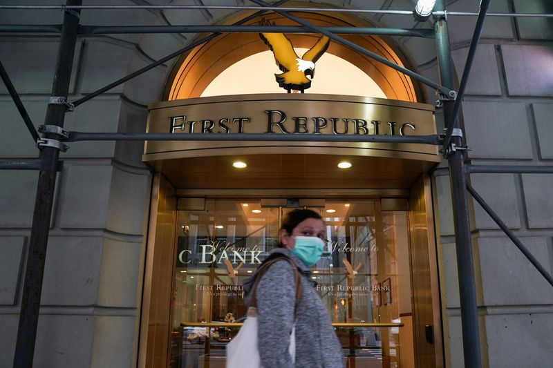 © Reuters. A person walks past the Park Avenue location of the First Republic Bank, in New York City, U.S., March 10, 2023. REUTERS/David 'Dee' Delgado