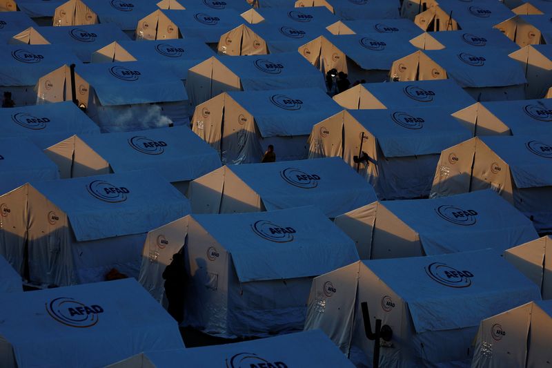 &copy; Reuters. FILE PHOTO: Displaced people walk outside tents at a camp for earthquake survivors at KSU Avsar university campus in the aftermath of a deadly earthquake in Kahramanmaras, Turkey, March 9, 2023. REUTERS/Susana Vera