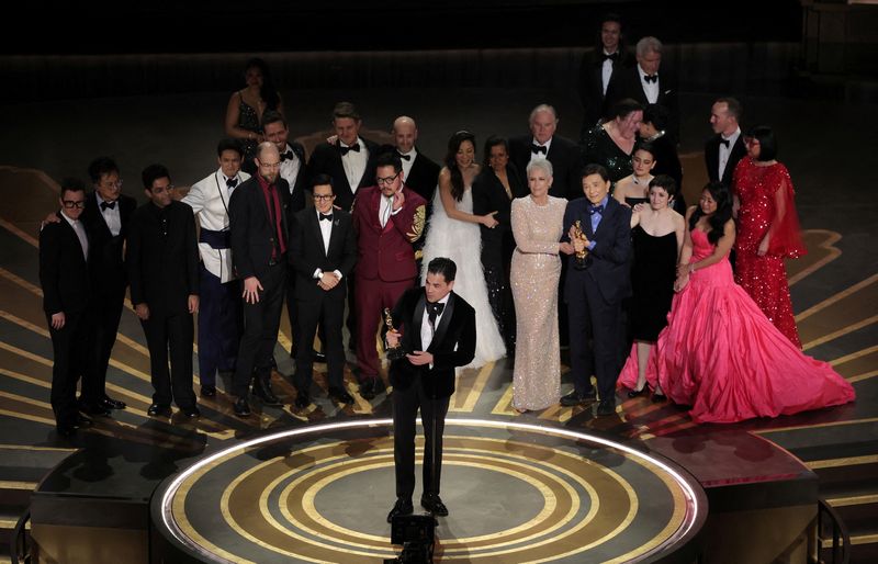 &copy; Reuters. Elenco de "Tudo em Todo o Lugar ao Mesmo Tempo" no palco para receber Oscar de melhor filme, em Los Angeles, EUA
12/03/2023
REUTERS/Carlos Barria
