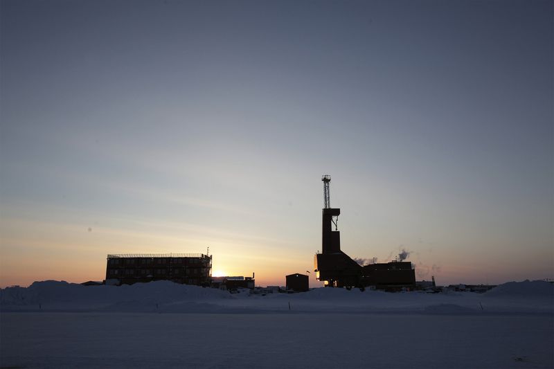 © Reuters. The sun sets behind an oil drilling rig in Prudhoe Bay, Alaska on March 17, 2011.  REUTERS/Lucas Jackson 