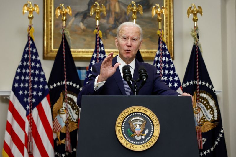 © Reuters. U.S. President Joe Biden delivers remarks on the banking crisis after the collapse of Silicon Valley Bank (SVB) and Signature Bank, in the Roosevelt Room at the White House in Washington, D.C., U.S. March 13, 2023. REUTERS/Evelyn Hockstein