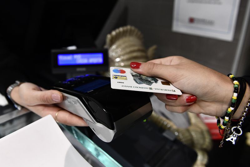 © Reuters. Mulher usa cartão para pagar a conta em restaurante na Itália
02/10/2020
REUTERS/Flavio Lo Scalzo