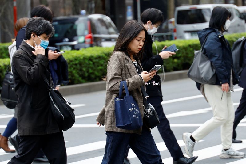 &copy; Reuters. Japoneses vão ao trabalho no primeiro dia após flexibilização do uso de máscaras, em Tóquio, Japão
13/03/2023
REUTERS/Kim Kyung-Hoon