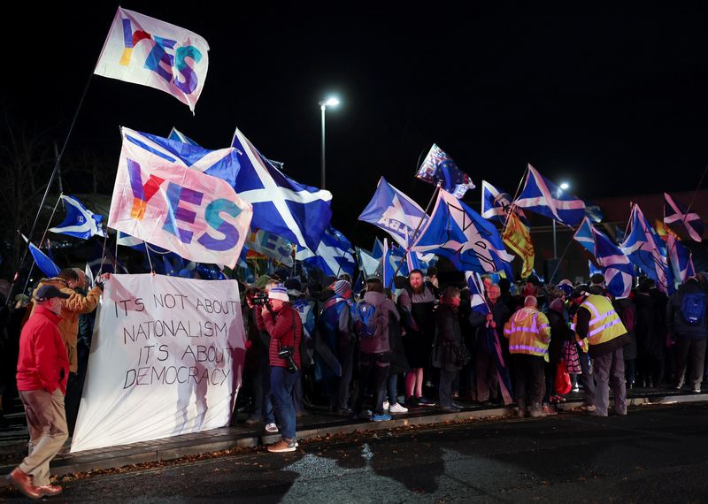 &copy; Reuters. Scottish Independence supporters participate in a rally outside the Scottish Parliament in Edinburgh, Scotland, Britain November 23, 2022. REUTERS/Russell Cheyne/File Photo