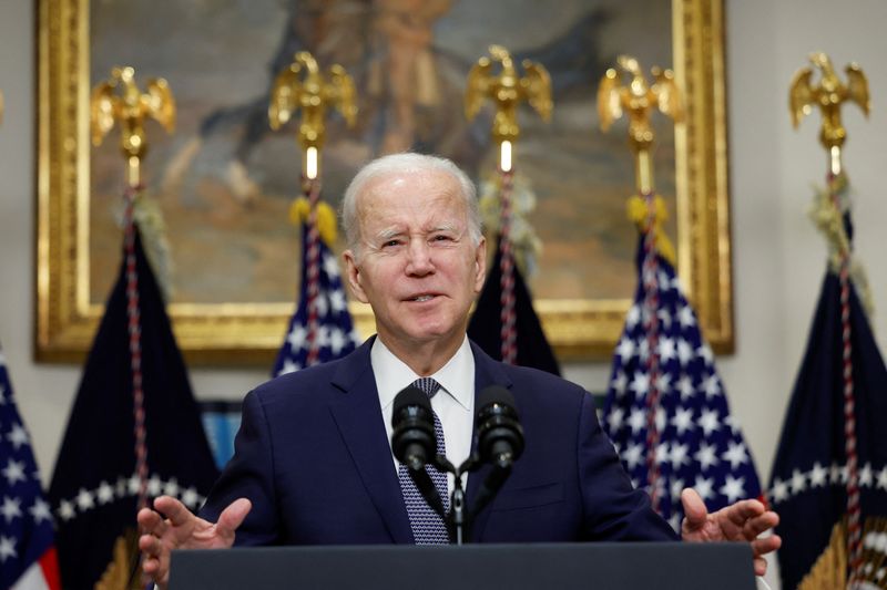 © Reuters. Le président américain Joe Biden s'adresse aux Américains après la faillite des Silicon Valley Bank et Signature Bank /La Maison blanche, Washington, Etats-Unis. /Photo prise le 13 mars 2023/REUTERS/Evelyn Hockstein