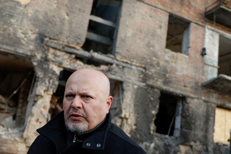 &copy; Reuters. FILE PHOTO: International Criminal Court (ICC) Prosecutor Karim Khan visits a residential building damaged by a Russian missile strike late November in the town of Vyshhorod, outside Kyiv, Ukraine, February 28, 2023. REUTERS/Valentyn Ogirenko