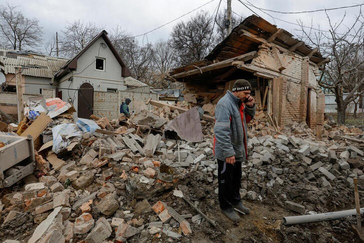 &copy; Reuters. Un hombre habla por teléfono en las ruinas de unas casas destruidas en ataques rusos en Donetsk, Ucrania. 12 marzo 2023. REUTERS/Alexander Ermochenko