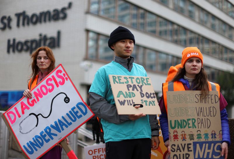 &copy; Reuters. Protesto do lado de fora do St Thomas' Hospital, em Londres, em meio a greve de médicos
13/03/2023
REUTERS/Hannah McKay