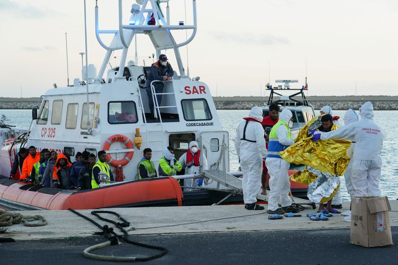 © Reuters. Migrants who survived a deadly shipwreck in the central Mediterranean disembark in the Sicilian harbour of Pozzallo, Italy, March 13, 2023. REUTERS/Antonio Parrinello