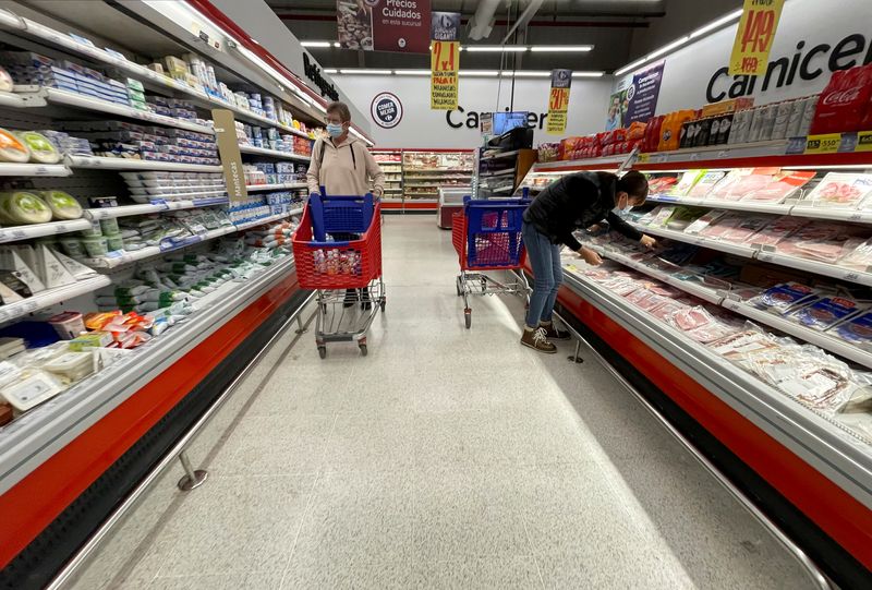 &copy; Reuters. FILE PHOTO: Women shop in a supermarket, in Buenos Aires, Argentina May 4, 2022. Picture taken May 4, 2022. REUTERS/Agustin Marcarian