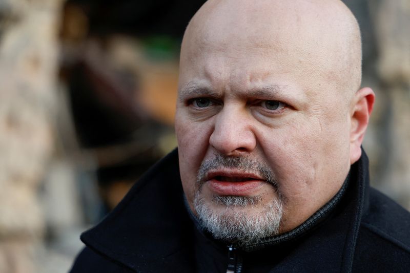 © Reuters. FILE PHOTO: International Criminal Court (ICC) Prosecutor Karim Khan visits the site of a residential building damaged by a Russian missile strike late November, amid Russia's attack on Ukraine, in the town of Vyshhorod, outside Kyiv, Ukraine, February 28, 2023. REUTERS/Valentyn Ogirenko