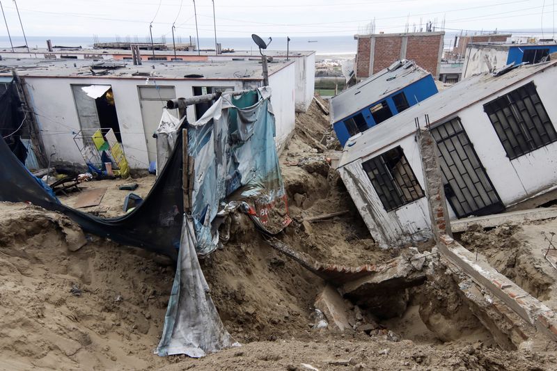 © Reuters. View of damaged houses in the aftermath of the Moche river overflowing due to torrential rains caused by Cyclone Yaku, in Trujillo, Peru, March 13, 2023. REUTERS/Randy Reyes 