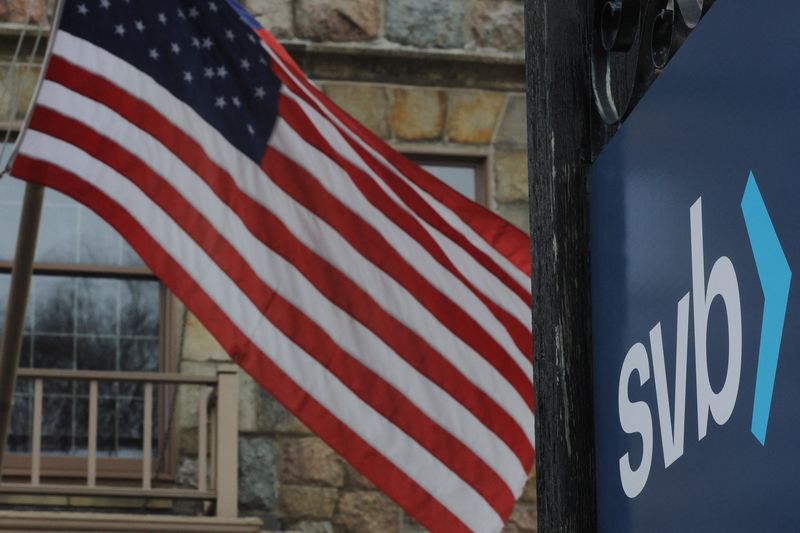 &copy; Reuters. صورة تجمع العلم الأمريكي إلى جانب شعار بنك سيليكون فالي في ويلزلي بولاية ماساتشوستس الأمريكية يوم الاثنين. تصوير: برايان سنايدر - رويترز 