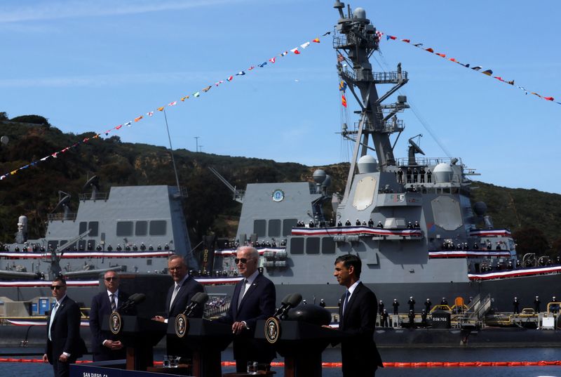 © Reuters. U.S. President Joe Biden, Australian Prime Minister Anthony Albanese and British Prime Minister Rishi Sunak deliver remarks on the Australia- United Kingdom- U.S. (AUKUS) partnership, after a trilateral meeting, at Naval Base Point Loma in San Diego, California U.S. March 13, 2023. REUTERS/Leah Millis