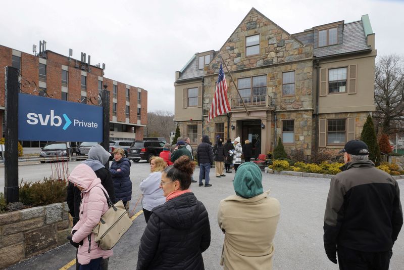 &copy; Reuters. Customers wait in line outside a branch of the Silicon Valley Bank in Wellesley, Massachusetts, U.S., March 13, 2023.     REUTERS/Brian Snyder     