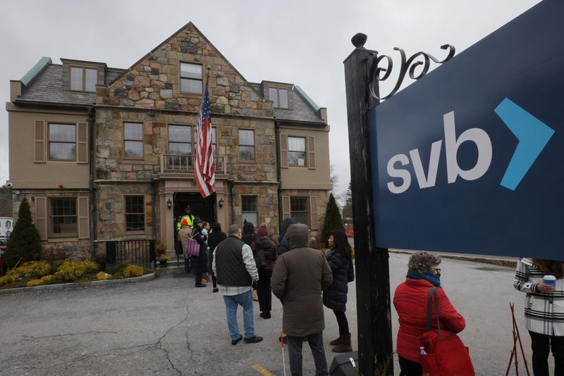 &copy; Reuters. Customers wait in line outside a branch of the Silicon Valley Bank in Wellesley, Massachusetts, U.S., March 13, 2023.     REUTERS/Brian Snyder