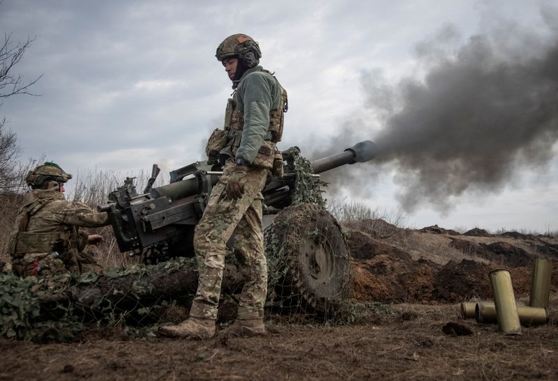 &copy; Reuters. جنديان بالجيش الأوكراني يطلقان النار من مدفع هاوتزر على خط المواجهة قرب مدينة باخموت بأوكرانيا في العاشر  من مارس آذار 2023.  تصوير : أوليكساند