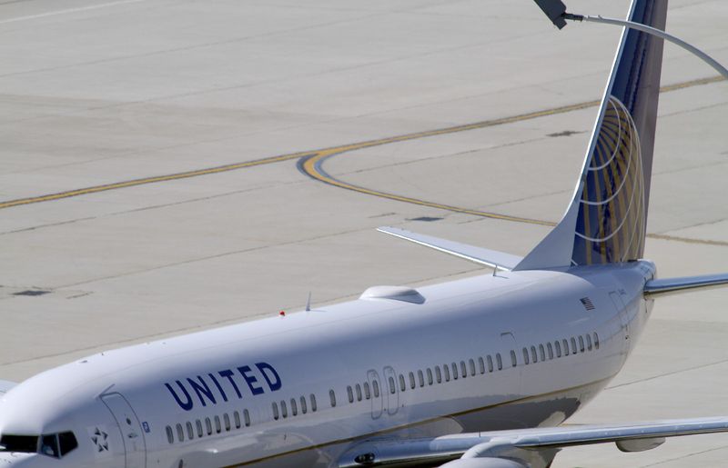 &copy; Reuters. 　３月１３日、米ユナイテッド航空は、今年第１・四半期の業績について、調整後の１株当たり損益が０．６０─１．００ドルの赤字になるとの見通しを示した。写真は同社の飛行機。シカ