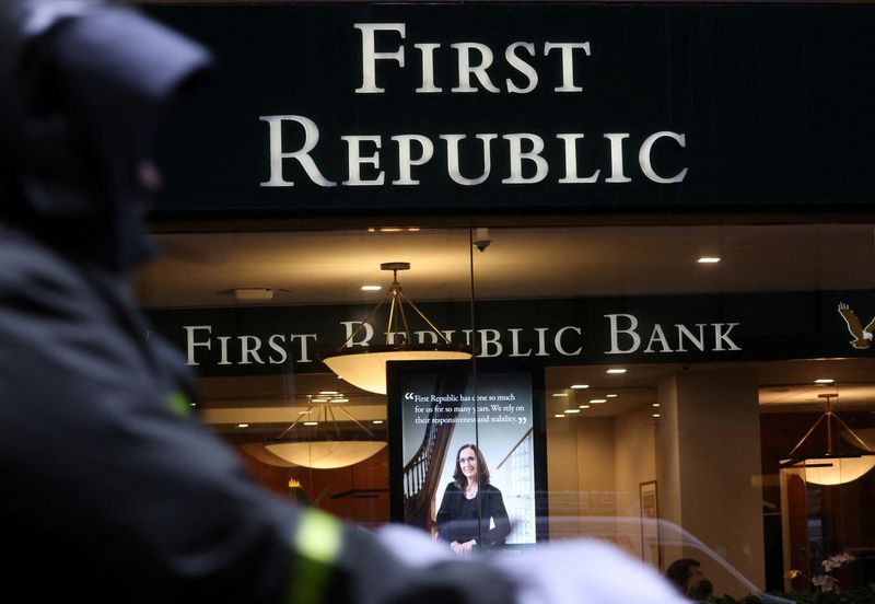 © Reuters. FILE PHOTO: A First Republic Bank branch is pictured in Midtown Manhattan in New York City, New York, U.S., March 13, 2023. REUTERS/Mike Segar/File Photo