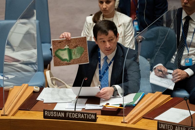 &copy; Reuters. دميتري بوليانسكي نائب مندوب روسيا لدى الأمم المتحدة يحمل صورة خلال اجتماع لمجلس الأمن التابع للأمم المتحدة يوم 25 يوليو تموز 2022. تصوير:  جينا 