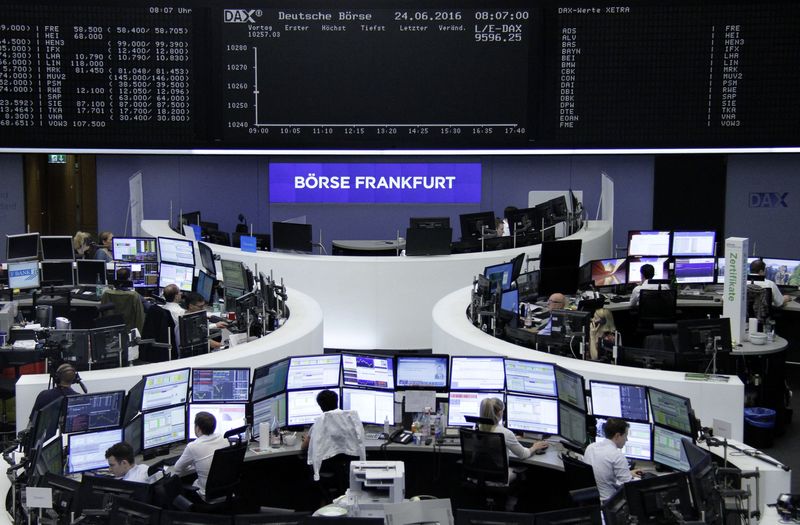 &copy; Reuters. Des traders travaillent à la bourse de Francfort, en Allemagne. /Photo prise le 24 juin 2016/ REUTERS
