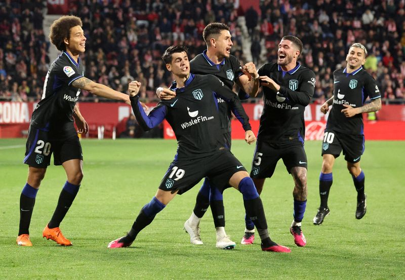 &copy; Reuters. El futbolista español Álvaro Morata (segundo por la izquierda) celebra junto a varios de sus compañeros del Atlético de Madrid tras marcar el gol que dio la victoria a su equipo sobre el Girona en el partido de liga disputado en el estadio Montilivi d