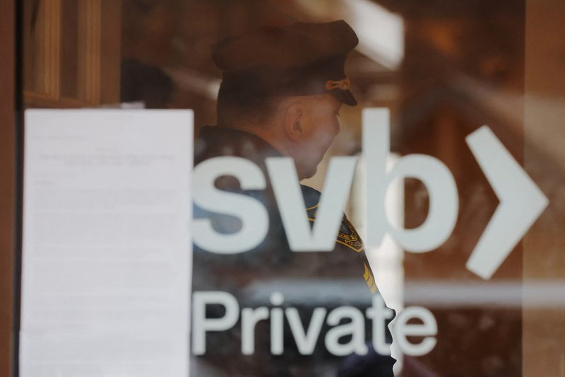 &copy; Reuters. A police officer controls an access to a branch of Silicon Valley Bank in Wellesley, Massachusetts, U.S., March 13, 2023.     REUTERS/Brian Snyder