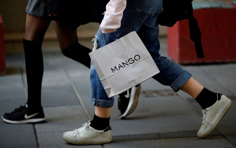 &copy; Reuters. FOTO DE ARCHIVO. Una mujer lleva una bolsa de la compra de la cadena de moda española Mango en Viena, Austria. 17 de mayo de 2017. REUTERS/Leonhard Foeger