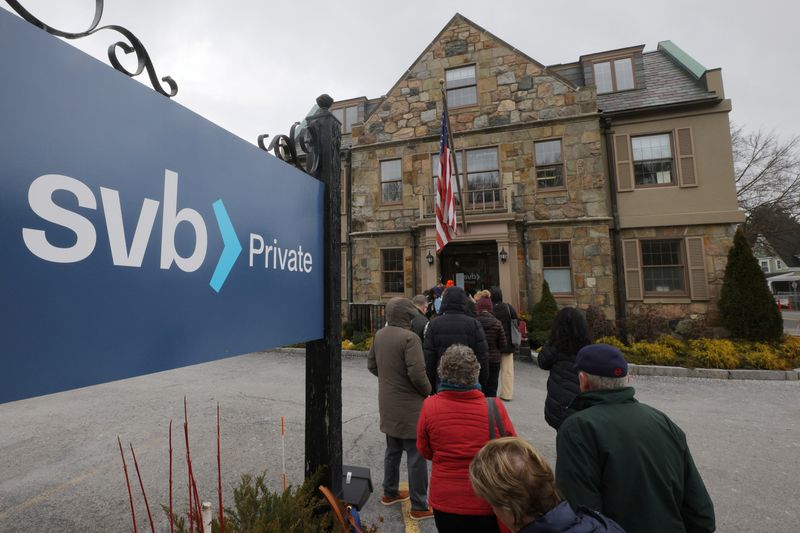 &copy; Reuters. FOTO DE ARCHIVO. Clientes hacen cola frente a una sucursal del Silicon Valley Bank en Wellesley, Massachusetts, EEUU