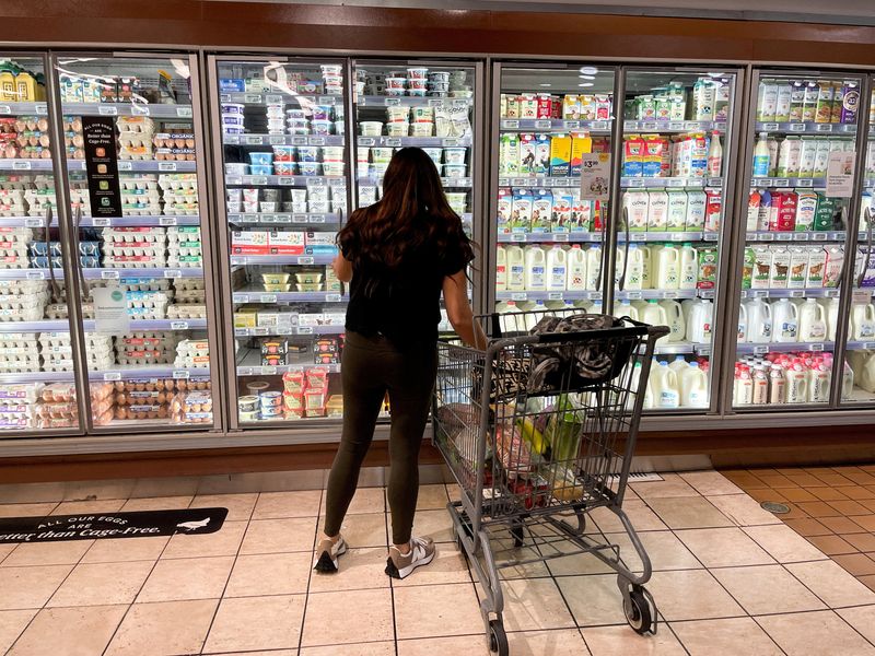 &copy; Reuters. FOTO ARCHIVO: Una mujer hace la compra en un supermercado de Los Ángeles