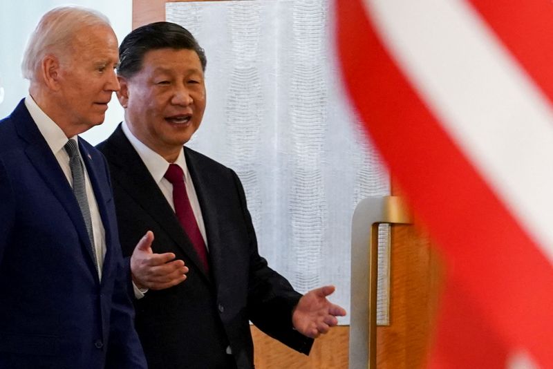 © Reuters. U.S. President Joe Biden meets with Chinese President Xi Jinping on the sidelines of the G20 leaders' summit in Bali, Indonesia, November 14, 2022.  REUTERS/Kevin Lamarque