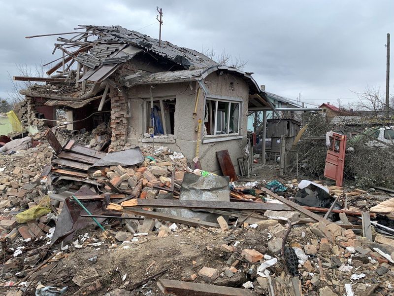 &copy; Reuters. Les restes d'une maison suite à une frappe de missiles russes, dans la région de Lviv. /Photo prise le 9 mars 2023/REUTERS/Andriy Perun