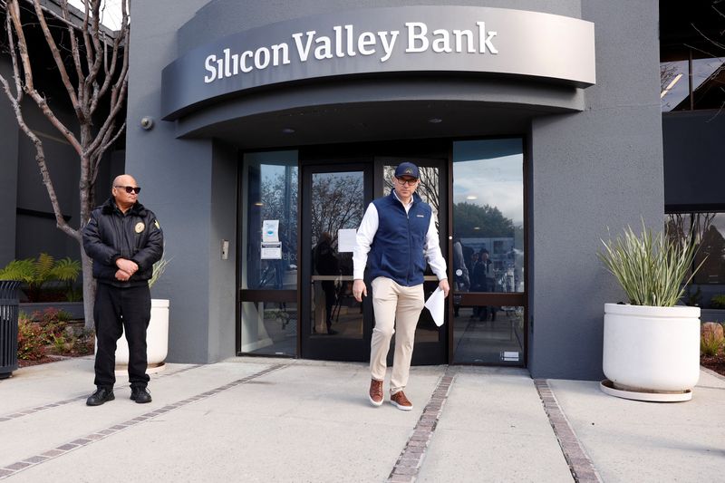 © Reuters. A customer leaves after speaking with FDIC representatives inside of the Silicon Valley Bank headquarters in Santa Clara, California, U.S., March 13, 2023. REUTERS/Brittany Hosea-Small