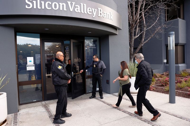 &copy; Reuters. FOTO DE ARCHIVO: Varias personas frente a la sede de Silicon Valley Bank en Santa Clara, estado de California, Estados Unidos, el 13 de marzo de 2023. REUTERS/Brittany Hosea-Small