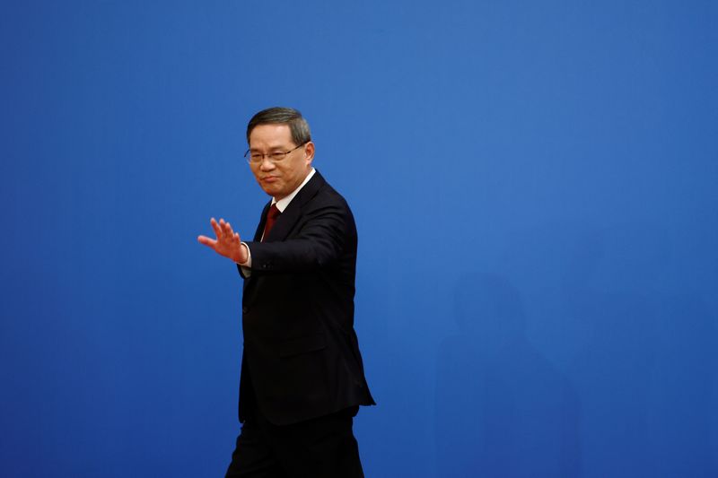 &copy; Reuters. Chinese Premier Li Qiang waves as he leaves a news conference following the closing session of the National People's Congress (NPC), at the Great Hall of the People, in Beijing, China March 13, 2023. REUTERS/Florence Lo/Pool